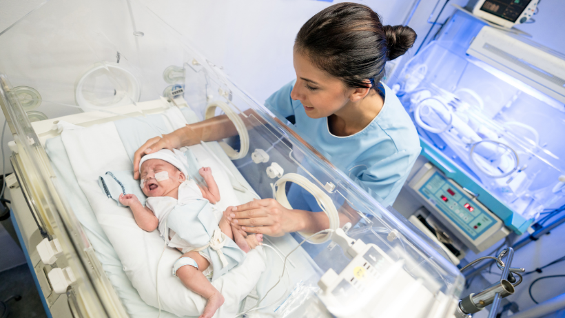 كيف يُحدث أطباء حديثي الولادة ثورة في العناية المركزة لحديثي الولادة